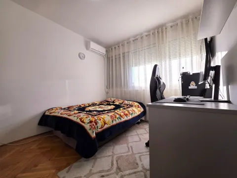 Namještena spavaća soba sa krevetom i radnim stolom. - image 10