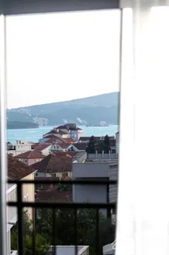 Pogled sa prozora na grad i more. - image 4