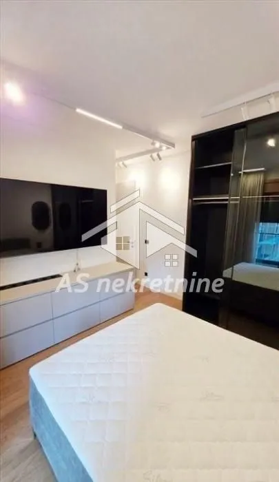 Izdavanje, trosoban stan, 95m², Savski Venac, Beograd