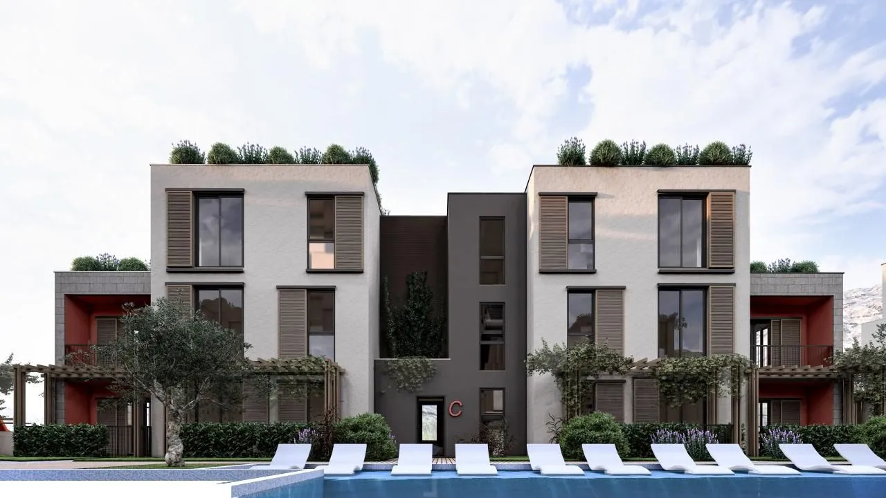 Pogled na spoljašnjost moderne stambene zgrade sa bazenom i uređenim dvorištem.