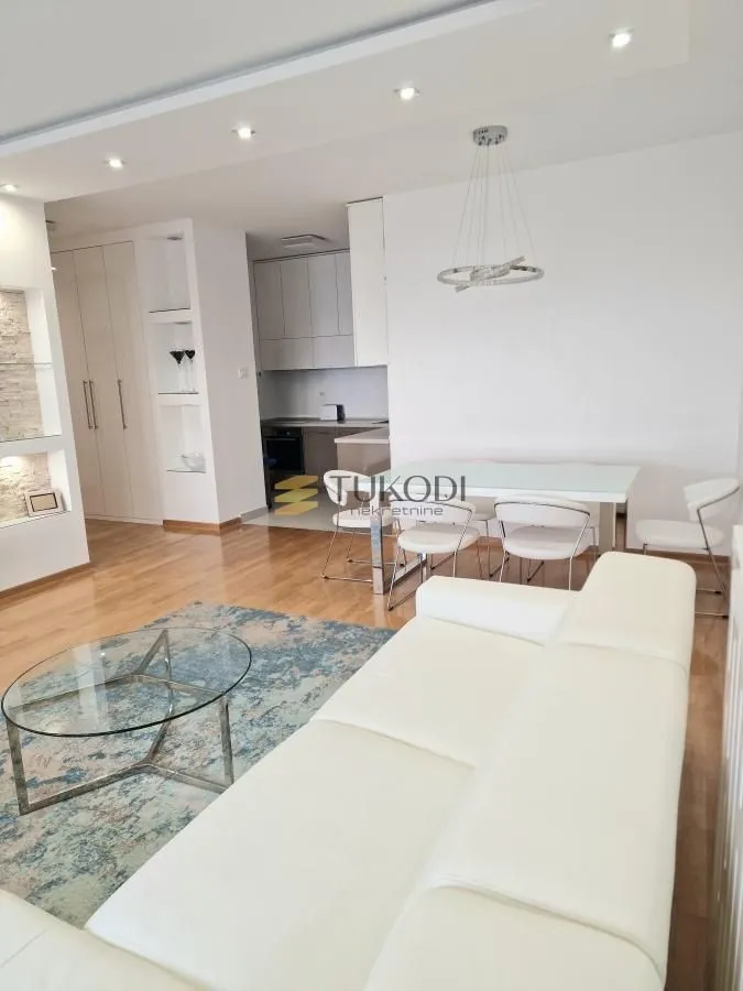Izdavanje, trosoban stan, 105m², Centar, Novi Sad