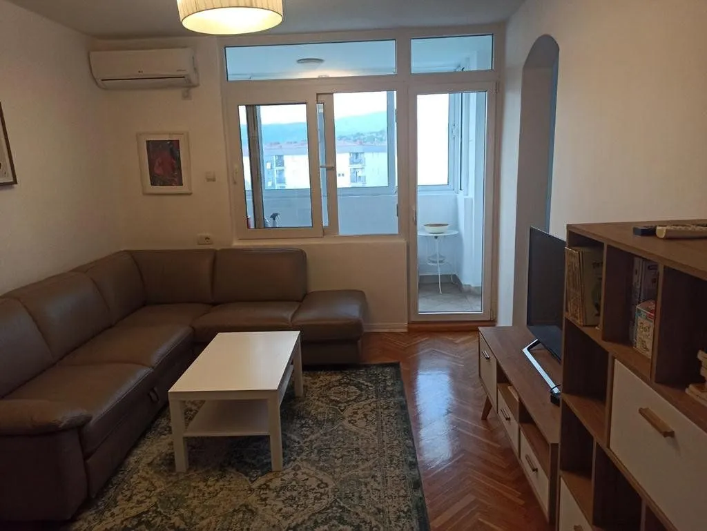 Izdavanje, dvosoban stan, 80m², Blok 6, Podgorica