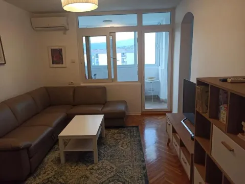 Izdavanje, dvosoban stan, 80m², Blok 6, Podgorica - image 2