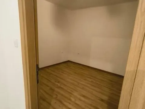 Izdavanje, poslovni prostor, 40m², Pobrežje, Podgorica - image 4