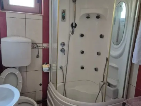 Izdavanje, trosoban stan, 100m², Kavač, Kotor - image 6