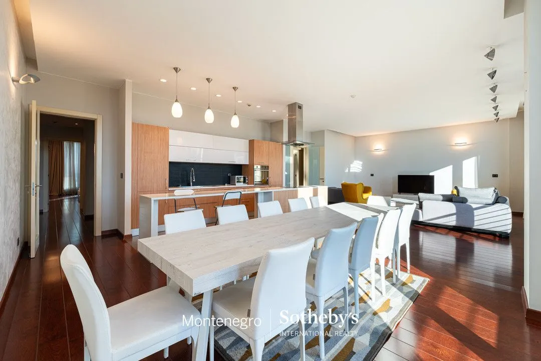 Izdavanje, trosoban stan, 204m², Kod Capital Plaze, Podgorica