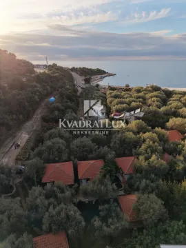 Pogled iz vazduha na obalu mora i okolno zelenilo. - image 3