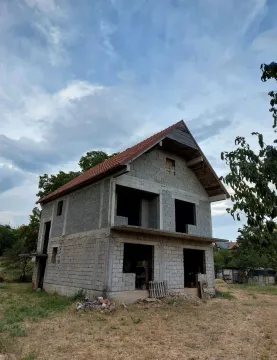 Nedovršena kuća u izgradnji sa krovom na placu. - image 7