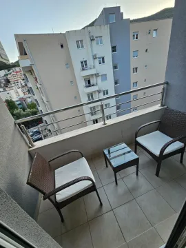 Manji namješteni balkoni sa garniturom za sjedenje i pogledom na zgrade. - image 4