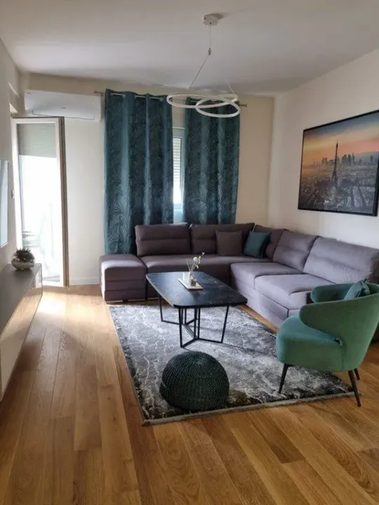 Izdavanje, jednosoban stan, 49m², Central Point, Podgorica