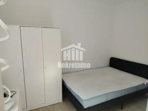 Nameštena spavaća soba sa bračnim krevetom i belim garderoberom. - image 7
