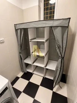 Manje kupatilo sa pločicama i prenosivim garderoberom. - image 12