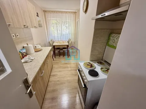 Manja kuhinja sa elementima i trpezarijskim stolom na kraju prostorije. - image 8