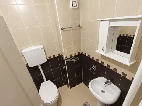 Manje kupatilo sa lavaboom, wc šoljom i zidnim ormarićem sa ogledalom. - image 6