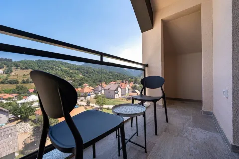 Natkriveni balkon sa garniturom za sjedenje i pogledom na prirodu. - image 5