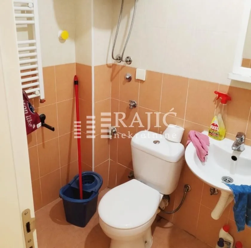 Smaller bathroom with sanitary ware and tiles.