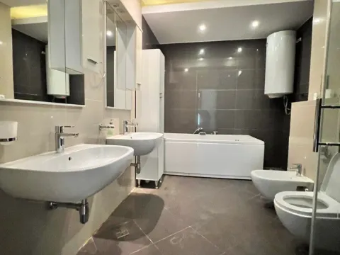 Izdavanje, četvorosoban stan, 228m², Preko Morače, Podgorica - image 9