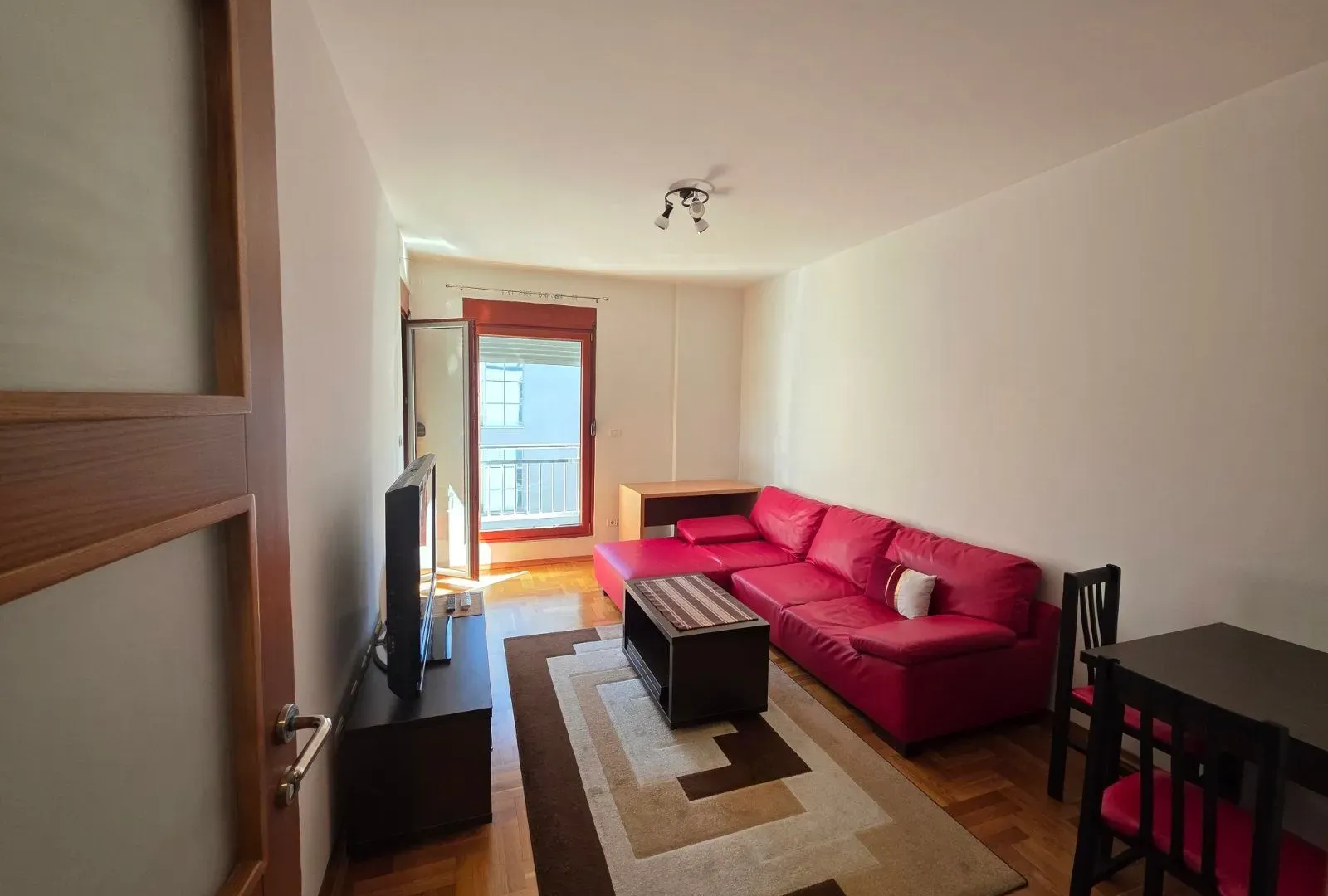 Izdavanje, jednosoban stan, 40m², Pobrežje, Podgorica