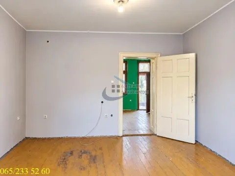 Prazna soba sa drvenim podom i otvorenim vratima. - image 2