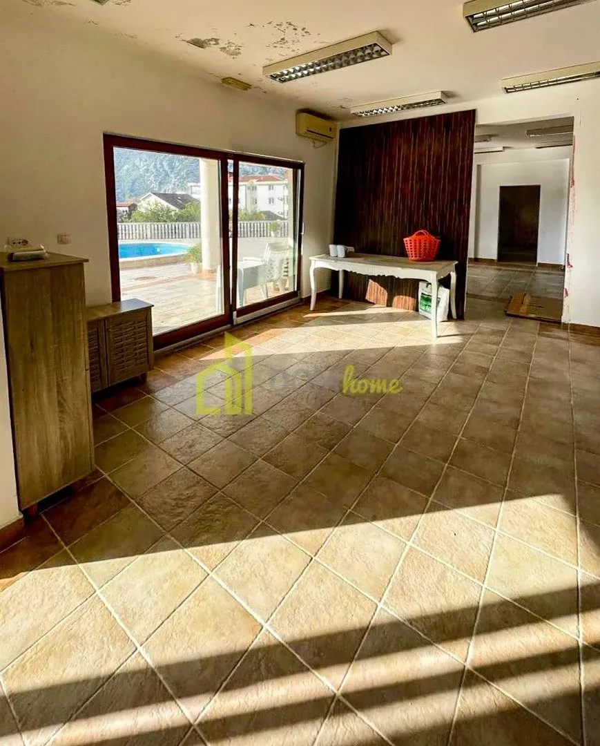 Sale, office space, 190m², Risan, Kotor