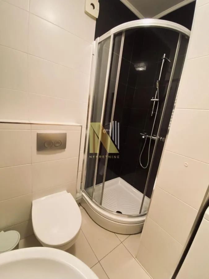Izdavanje, četvorosoban stan, 98m², Centar, Novi Sad