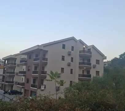Spoljašnji izgled moderne stambene zgrade sa terasama i uređenim okruženjem. - image 8