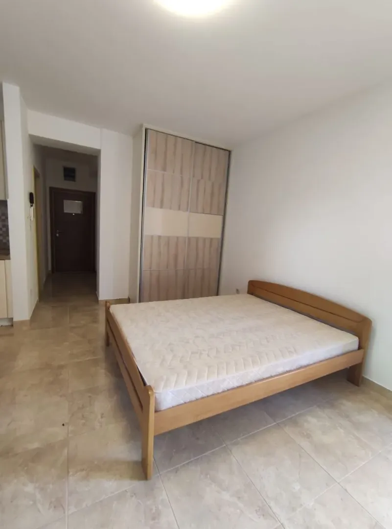Spavaća soba sa bračnim krevetom i ugradnim plakarom.
