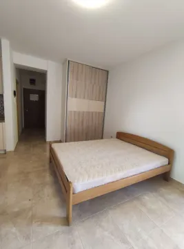 Spavaća soba sa bračnim krevetom i ugradnim plakarom. - image 6