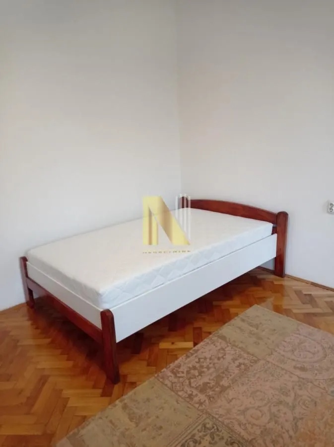 Izdavanje, trosoban stan, 82m², Centar, Novi Sad
