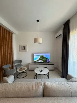 Dnevna soba sa garniturom, televizorom i trpezarijskim stolom. - image 3