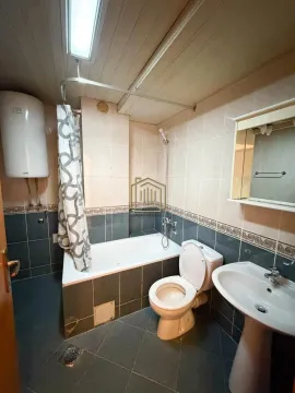 Kupatilo sa kadom, umivaonikom, WC šoljom i bojlerom. - image 4