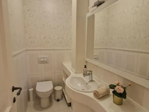 Izdavanje, trosoban stan, 120m², Stari grad, Novi Sad - image 19