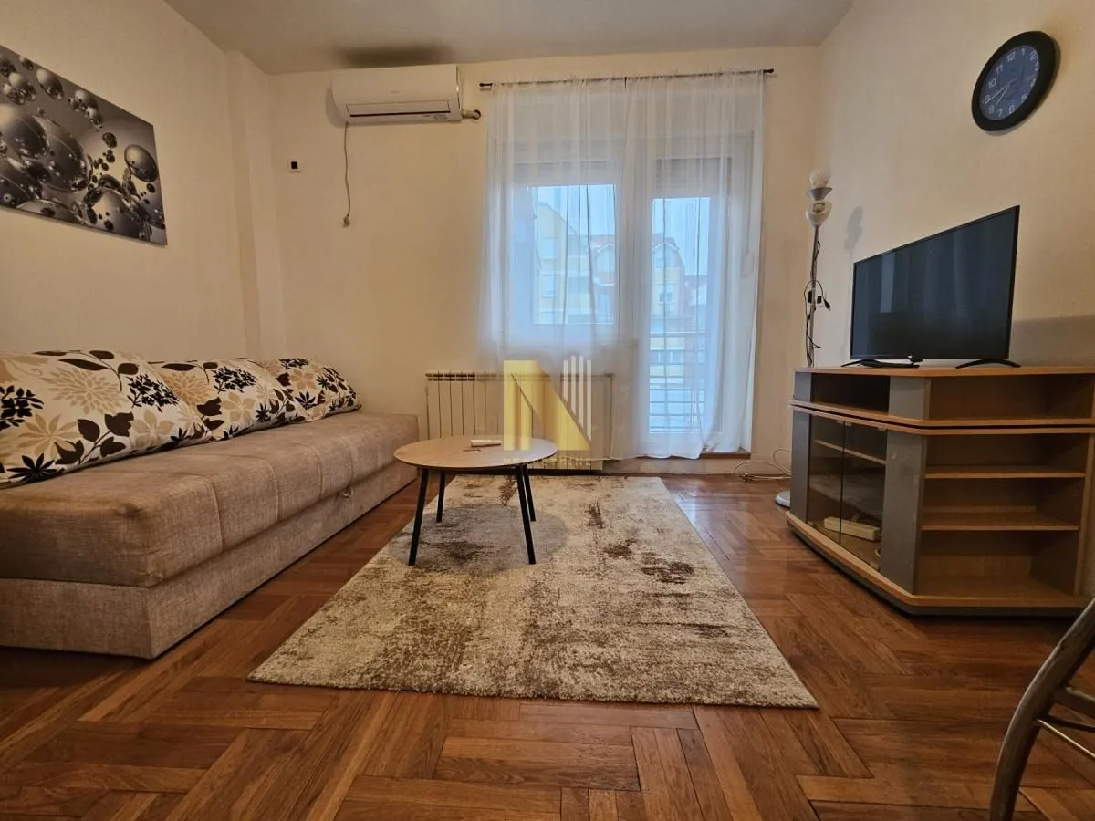Izdavanje, garsonjera, 26m², Bulevar Oslobodjenja, Novi Sad Sve Podlokacije