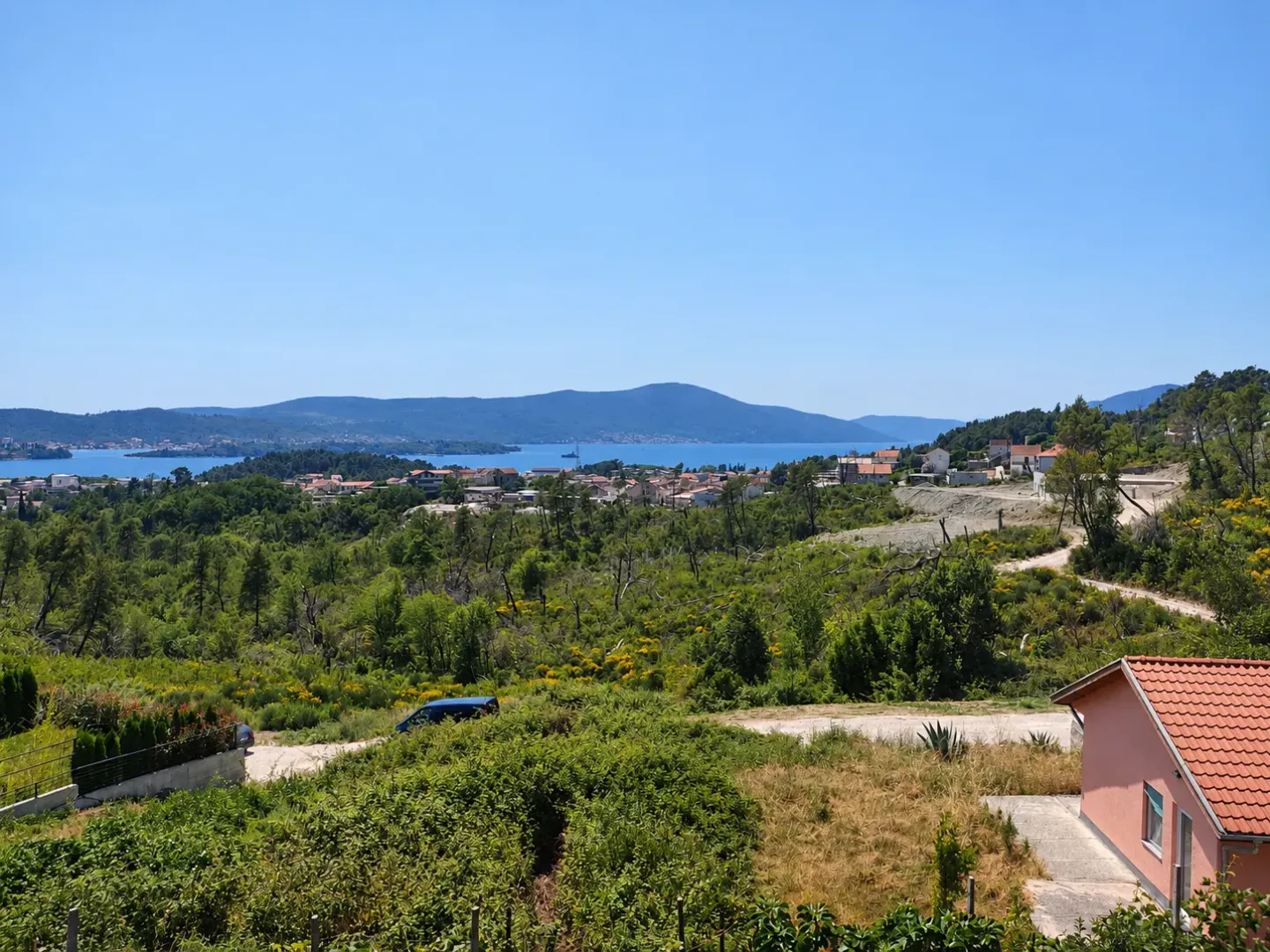 Pogled na okolinu i more sa nekretnine.