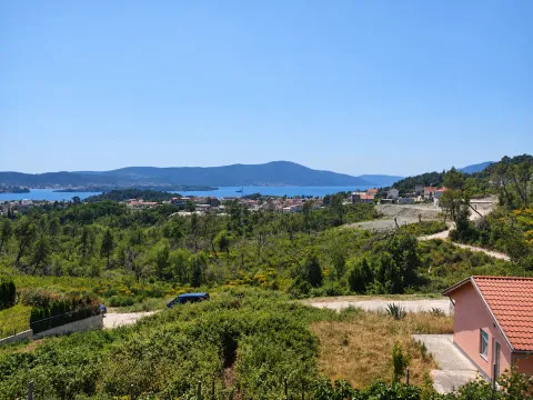 Pogled na okolinu i more sa nekretnine. - image 2