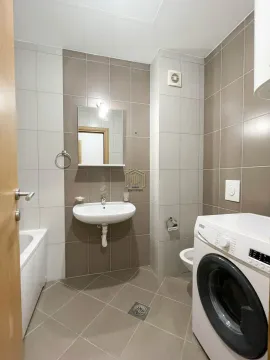 Kupatilo opremljeno umivaonikom, kadom i veš mašinom. - image 15