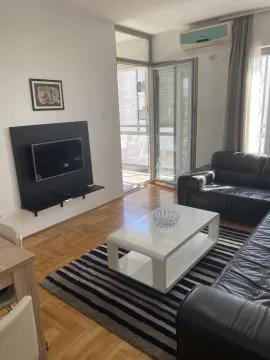 Bright living room with a leather sofa set and a TV. - image 2