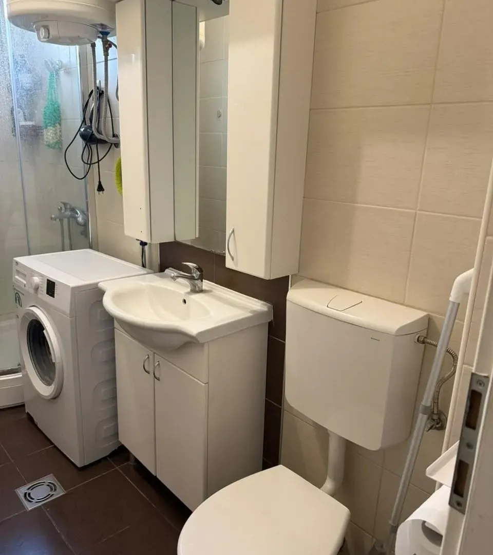 Izdavanje, trosoban stan, 50m², Slavujev Venac, Zvezdara Sve Podlokacije