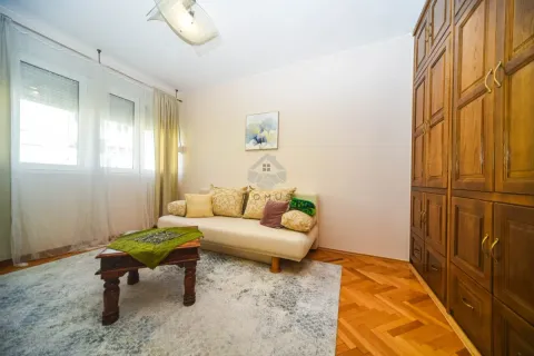Dnevna soba sa kaučem, stočićem i drvenim ormarom. - image 7