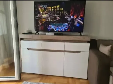 Dnevna soba sa televizorom i komodom. - image 4