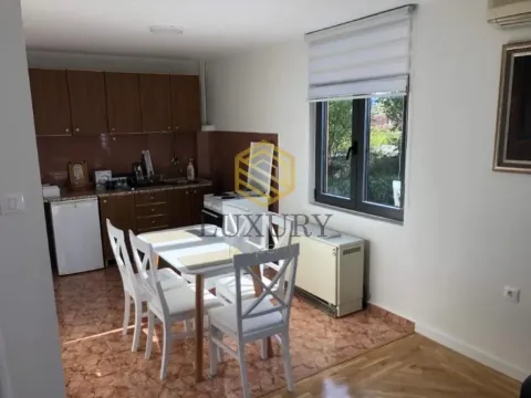 Kuhinja sa trpezarijom i bijelim namještajem. - image 3