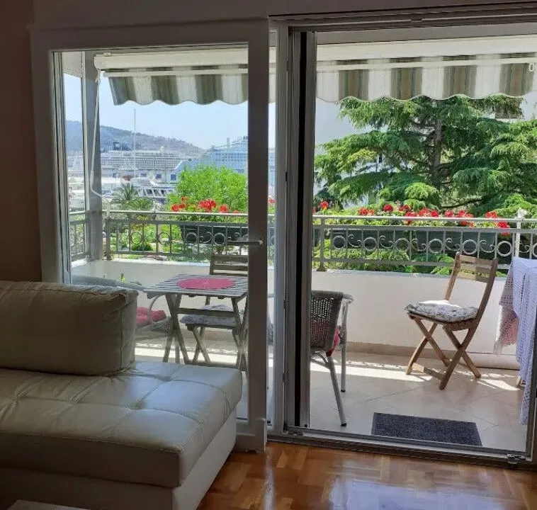 Izdavanje, dvosoban stan, 60m², Centar, Bar