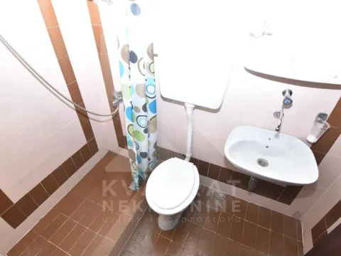 Izdavanje, trosoban stan, 130m², Tološi, Podgorica - image 9