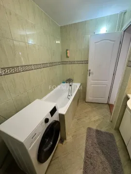 Kupatilo opremljeno kadom i veš mašinom. - image 7