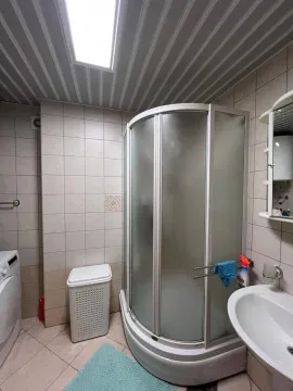 Manje kupatilo sa tuš kabinom, umivaonikom i veš mašinom. - image 12