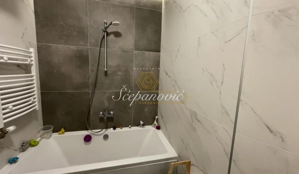 Prodaja, četvorosoban stan, 111m², Bulevar Evrope, Novi Sad Sve Podlokacije