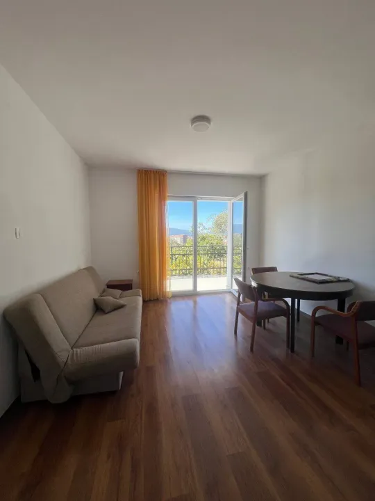 Izdavanje, trosoban stan, 90m², Seljanovo, Tivat