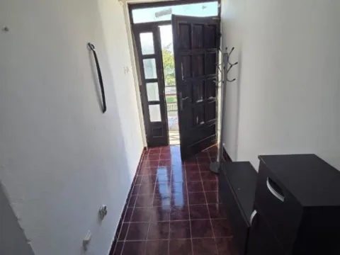 Izdavanje, trosoban stan, 85m², Stari Aerodrom, Podgorica - image 10