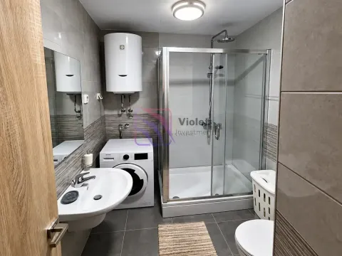 Moderne kupatilo sa tuš kabinom, umivaonikom i veš mašinom. - image 6