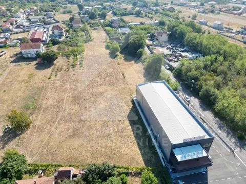 Pogled iz vazduha na zemljište i okolno naselje sa magacinom. - image 2